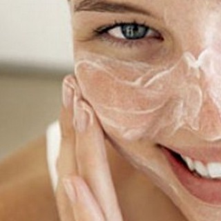 using-baking-soda-on-face